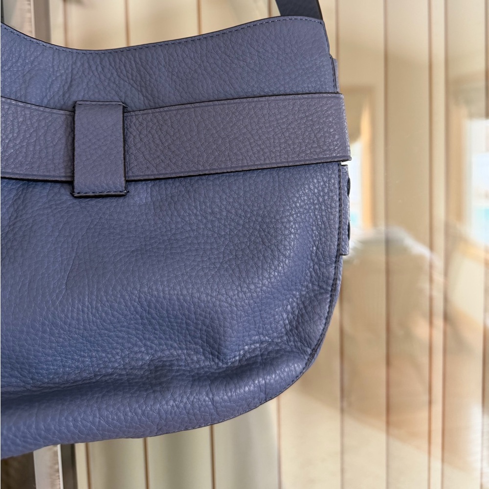 Tory Burch Gemini Link Blue Pebbled Leather Shoulder Bag with Gold Accents - Picture 5 of 12